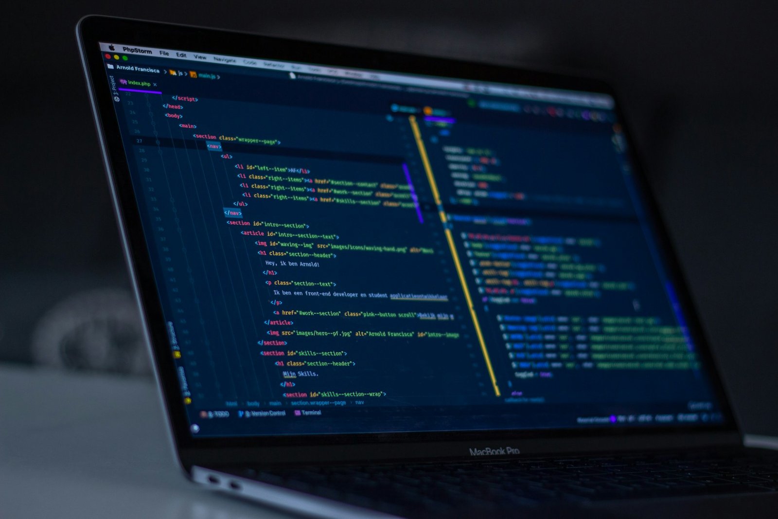 Developer mengerjakan kode aplikasi