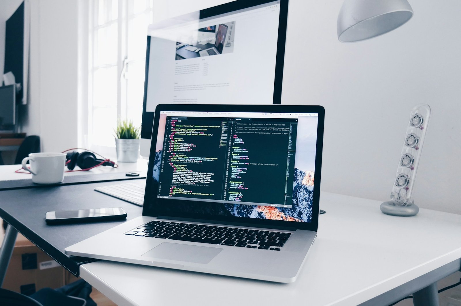 Contoh antarmuka aplikasi web di laptop